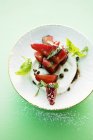 Буффало моцарелла с клубничным салатом и базиликом — стоковое фото
