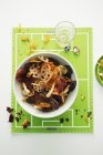 Patatine di verdure a radice colorata su piatto bianco su asciugamano come il campo di calcio — Foto stock