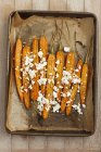 Zanahorias al horno con feta - foto de stock