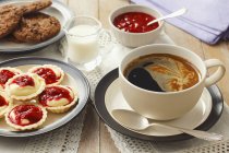 Caffè e mini tortine con mousse alla vaniglia — Foto stock