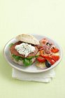 Hamburguesa con tzatziki y ensalada griega - foto de stock