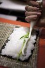 Sushi Maki sendo preparado — Fotografia de Stock