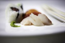 Uramaki y nigiri sushi - foto de stock