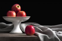 Красные яблоки на торте стенд — стоковое фото