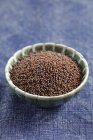 Semillas de mostaza negra en bowl - foto de stock