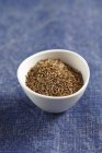Pequena tigela de sementes de cominho — Fotografia de Stock