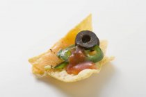Nacho mit Käse auf weißem Hintergrund — Stockfoto