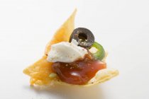 Nacho mit Käse auf weißem Hintergrund — Stockfoto