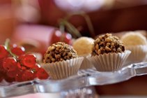 Заповнені шоколадні цукерки з подрібненими горіхами — стокове фото