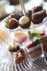 Chocolates recheados variados e bolos em miniatura — Fotografia de Stock