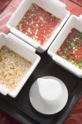 Tres salsas asiáticas picantes en tazones blancos - foto de stock