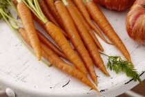 Zanahorias frescas y tomates - foto de stock