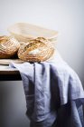 Хлебы на голубой ткани — стоковое фото