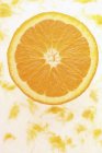 Половина свежего апельсина — стоковое фото