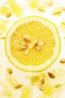 Medio limón fresco - foto de stock