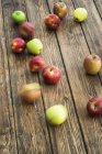 Frische reife rollende Äpfel — Stockfoto