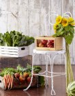 Legumes orgânicos com girassóis em caixas — Fotografia de Stock