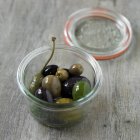 Oliven im kleinen Glas — Stockfoto