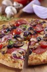 Pizza mit Pilzen und Zwiebeln — Stockfoto