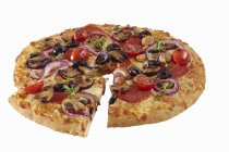 Pizza con champiñones y pepperoni - foto de stock