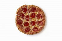 Pizza de Pepperoni en rodajas - foto de stock