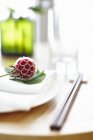 Closeup view of a flower and a ginkgo leaf on a place setting — Stock Photo