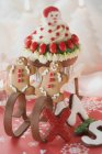 Cupcake and gingerbread men — Stock Photo