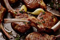 Fried lamb chops with garlic — Stock Photo