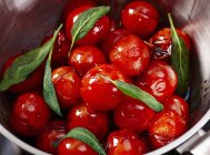 Tomates cereja com sálvia em panela de metal — Fotografia de Stock
