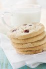 Biscoitos de cranberry na frente de um copo de leite — Fotografia de Stock
