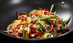 Beansprouts e espargos em um wok — Fotografia de Stock