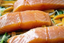 Filetes de salmón en calabacín - foto de stock