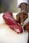 Шеф-кухар видаляє жир з яловичини — стокове фото