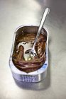 Vue surélevée d'une boîte d'anchois avec une cuillère — Photo de stock
