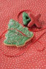 Biscoitos de Natal no fundo vermelho — Fotografia de Stock