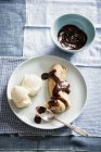 Banana spaccata con cioccolato — Foto stock