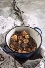 Boeuf bourguignon dans une casserole — Photo de stock