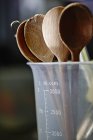Vue rapprochée de cuillères en bois dans une cruche à mesurer — Photo de stock
