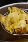 Делать картофельные чипсы на стойке — стоковое фото