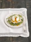 Huevo escalfado con jamón - foto de stock