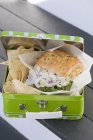 Повышенный вид на сэндвич с курицей и чипсы в коробке для обеда — стоковое фото