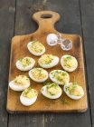 Huevos rellenos de jamón - foto de stock