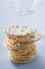 Crackers crocantes empilhados — Fotografia de Stock