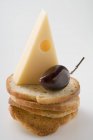 Emmentaler Käse und Oliven — Stockfoto