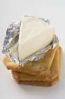 Перероблений сир у фользі — стокове фото