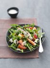 Rocket salad with strawberries — Stock Photo