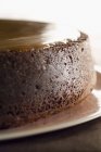 Шоколадный торт с начинкой из ирисок — стоковое фото