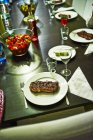Bistecche alla griglia con insalata — Foto stock