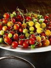 Tomates cocktail sur assiette blanche — Photo de stock