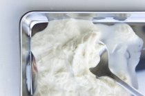Vista superior del producto de soja Yuba con una cuchara en bandeja de metal - foto de stock